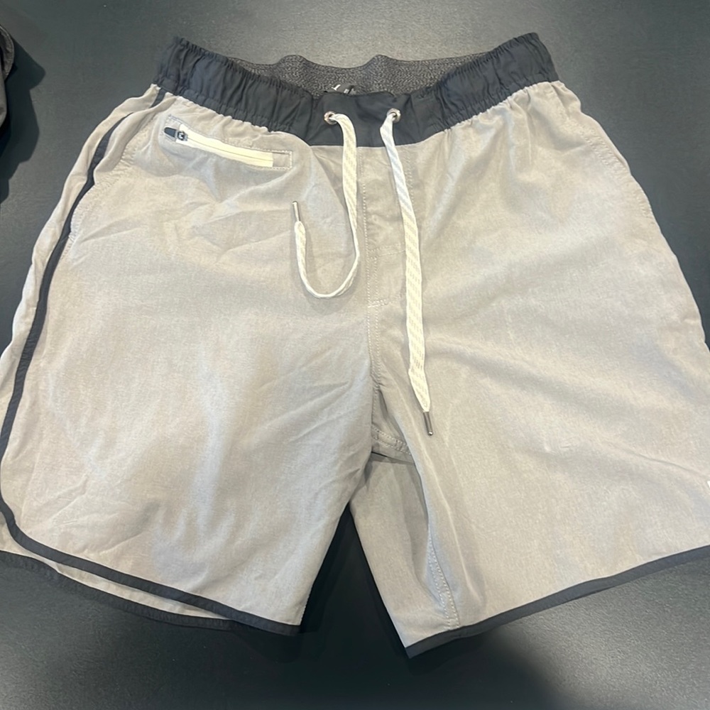 Vuori bank shorts